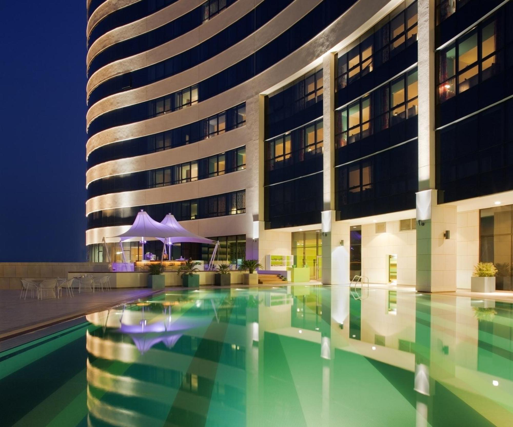 Symphony Style Hotel Kuwait Salmiya Eksteriør bilde The swimming pool at the hotel