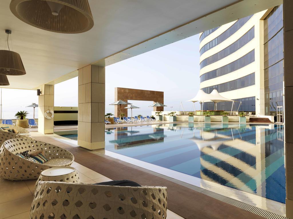 Symphony Style Hotel Kuwait Salmiya Eksteriør bilde The pool at the hotel