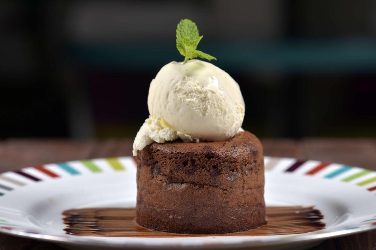 Symphony Style Hotel Kuwait Salmiya Eksteriør bilde A chocolate lava cake with ice cream