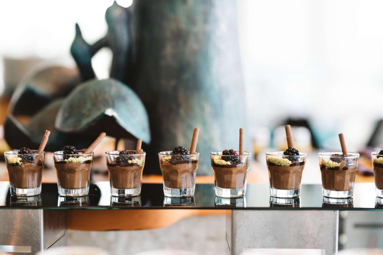 Symphony Style Hotel Kuwait Salmiya Eksteriør bilde Chocolate dessert
